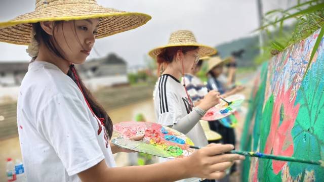 艺术点亮乡村！广师大百千万突击队为河道穿“新衣”