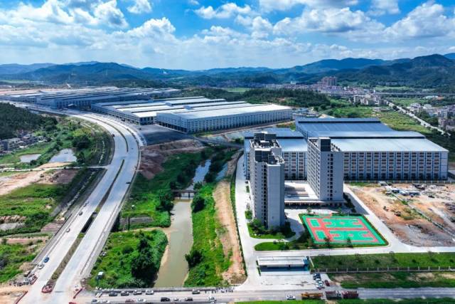 广东新兴凤铝铝业有限公司生产基地，坐落于云浮新兴新成工业园东区。资料图片