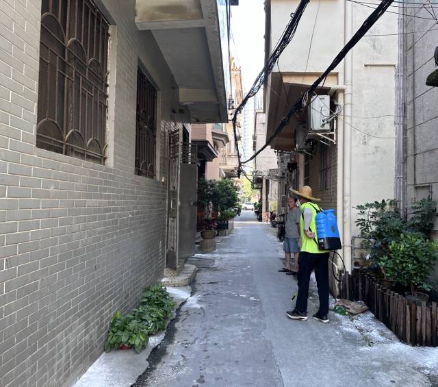 工作人员走村入户开展消杀。