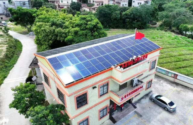 青文村党群服务中心楼顶光伏。伍建军摄