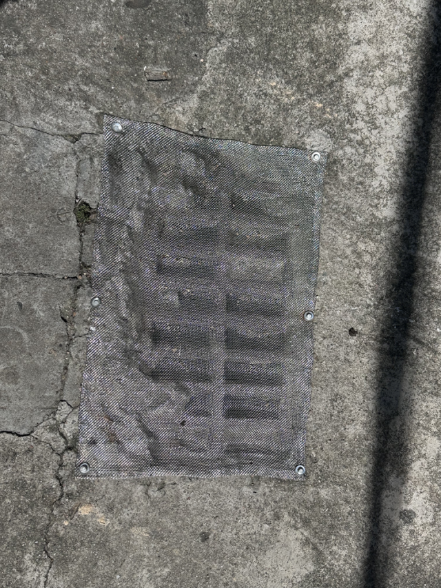 7月9日，腾冲社区对全村下水口钉上防蚊网片。