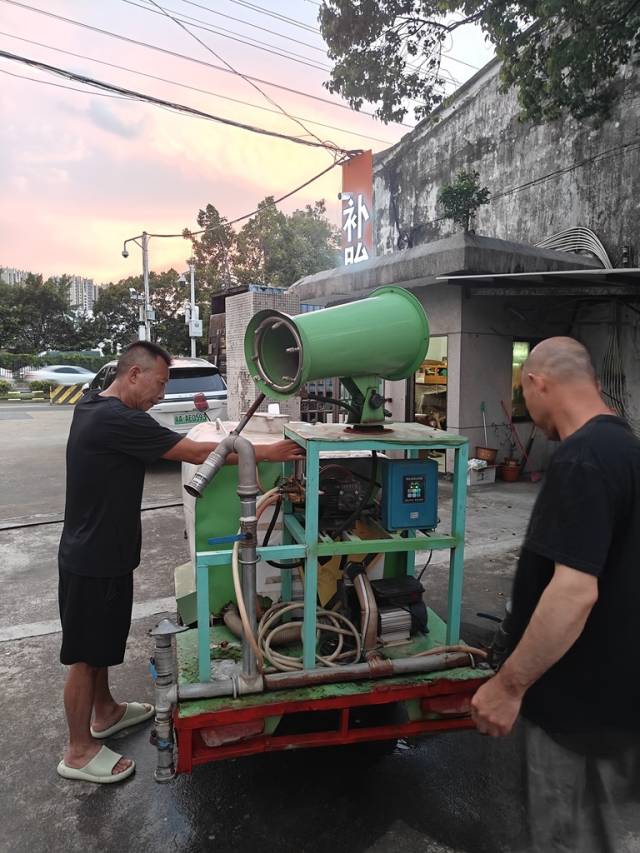 工作人员用雾炮车喷洒灭蚊药剂。