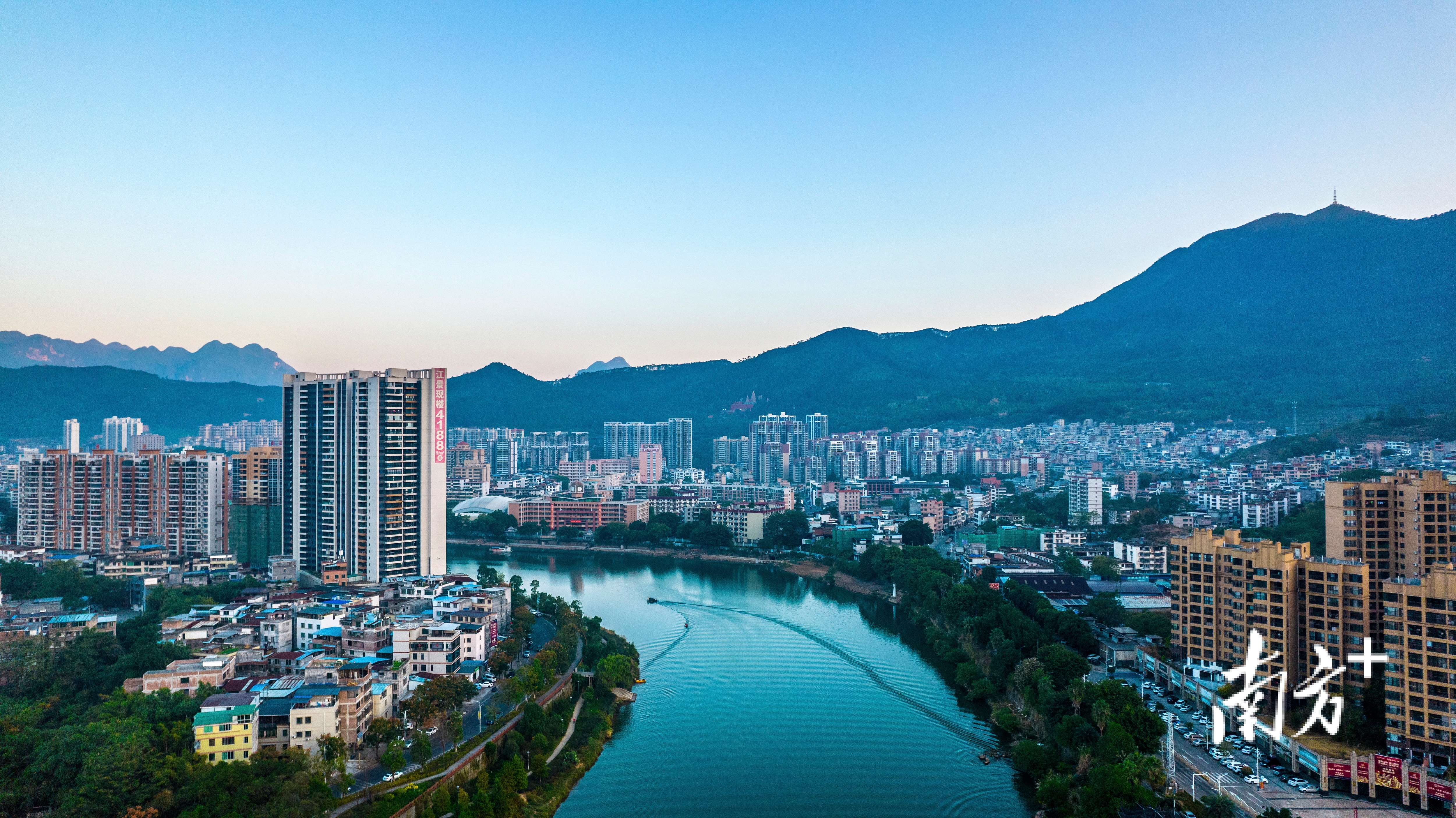 县城各商业楼盘。冯国志 摄