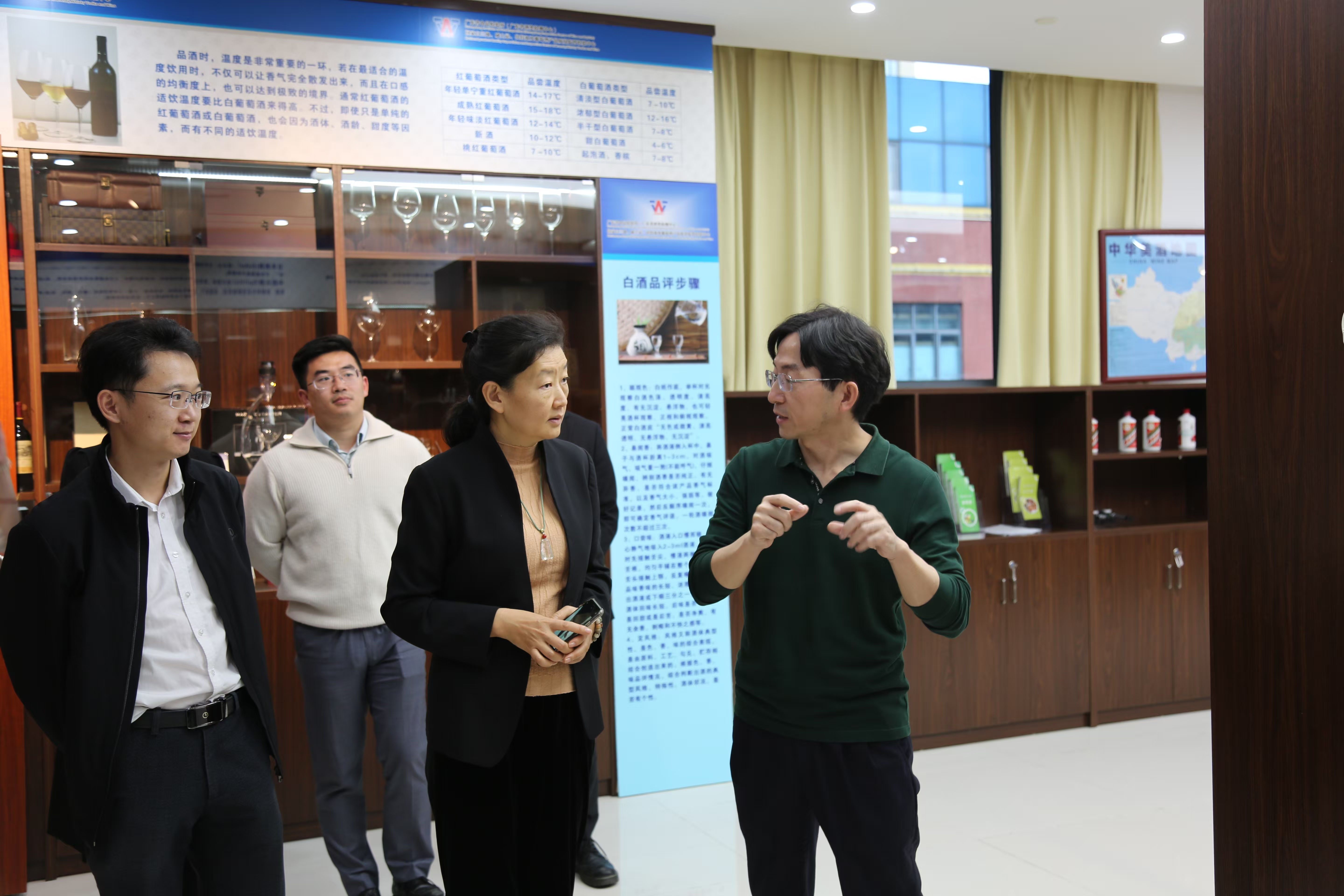 清华大学公共管理学院副教授贾西津及团队在广东调研