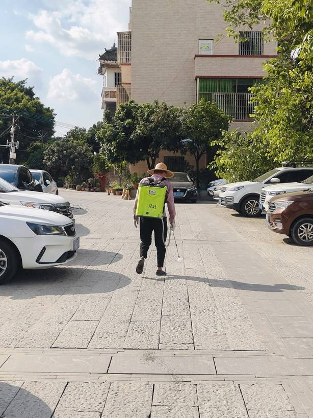 林头社区的工作人员对公共区域开展消杀。