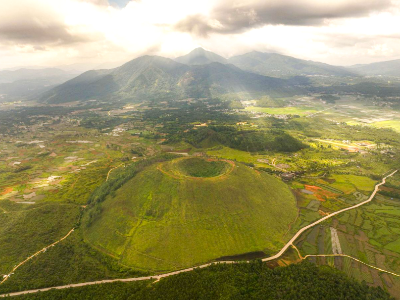 腾冲火山热海：板块碰撞孕育的地质双生奇观