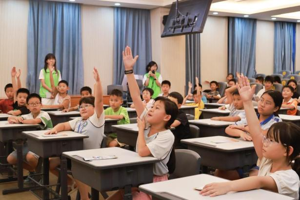 孩子们积极参与课堂 孩子们积极参与课堂