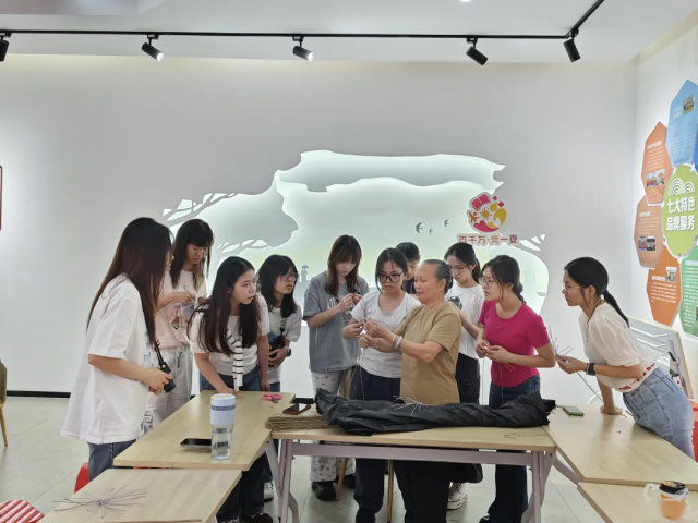 吴桂指导突击队成员编织莞草