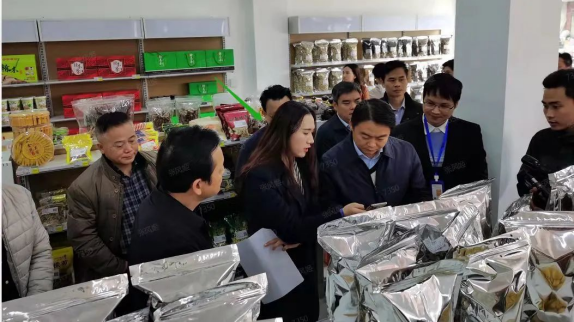 江斯娜向前来考察的客商介绍西牛麻竹笋产品。