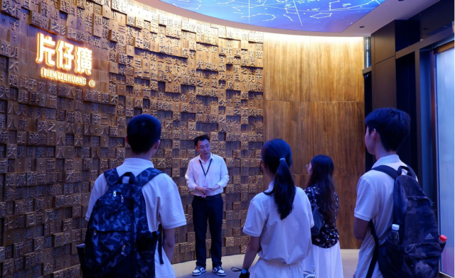 队员在片仔癀博物馆听讲解