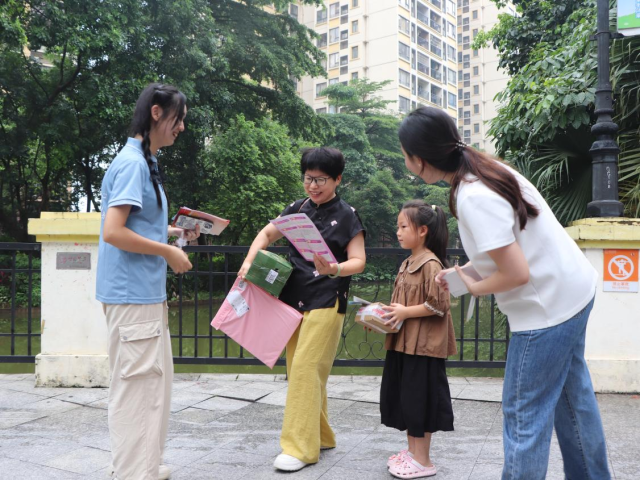 服务队成员向企石居民发放宣传手册并讲解