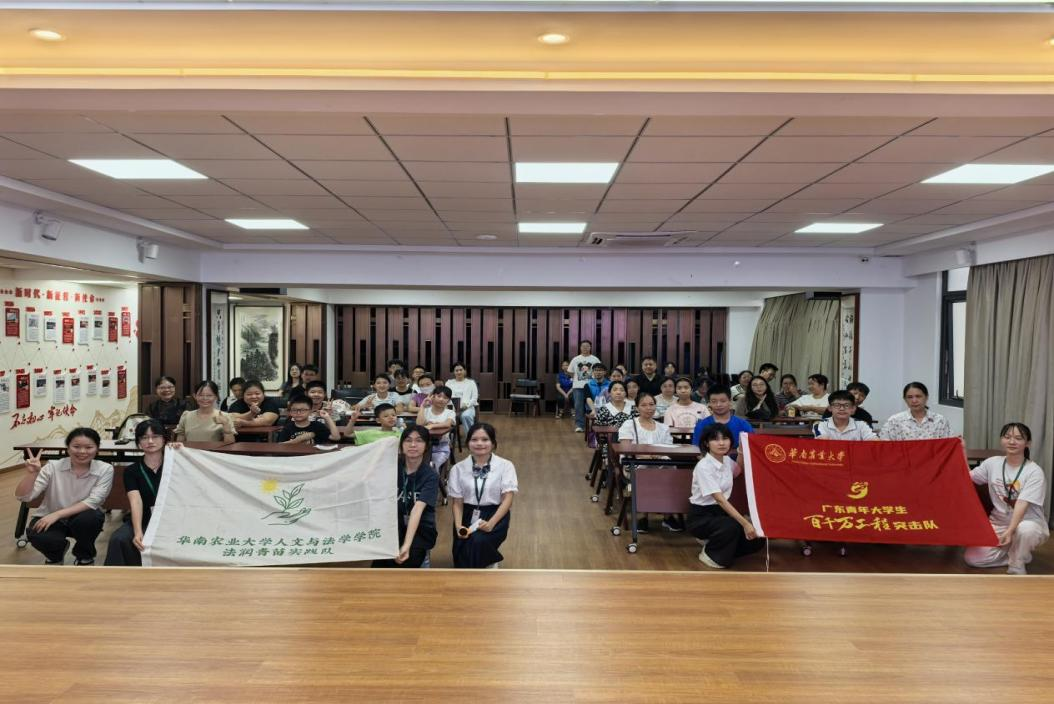 模拟法庭行动合影