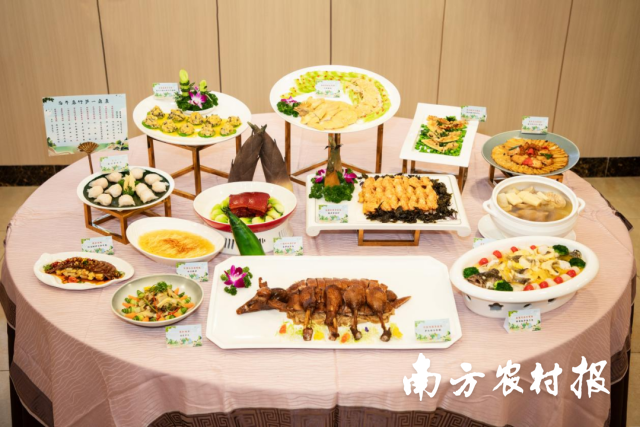 由清远市饮食服务行业商会组织创制的“清远西牛麻竹笋一桌菜”。