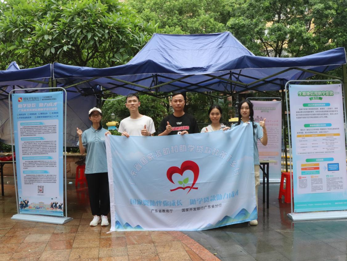 服务队成员与企石镇杨屋村新时代文明实践站负责人合影 服务队成员与企石镇杨屋村新时代文明实践站负责人合影