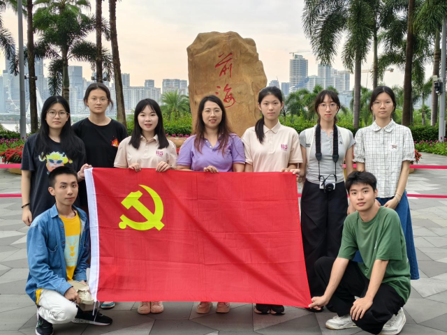 队员在前海石前合影