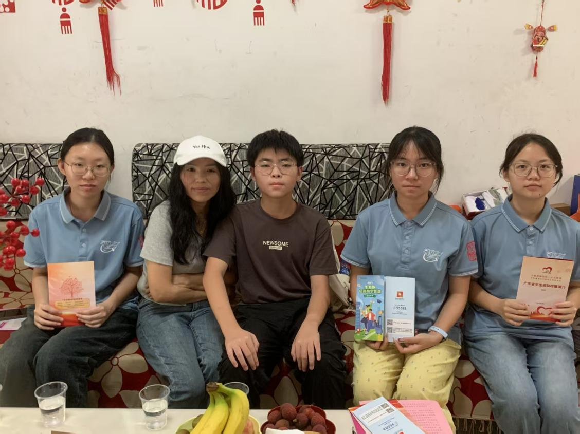 效率队成员与受访家庭围坐交流