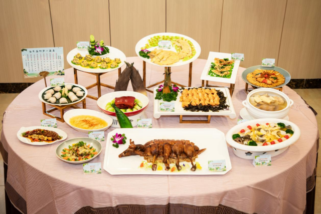 由清远市饮食服务行业商会组织创制的“清远西牛麻竹笋一桌菜”。