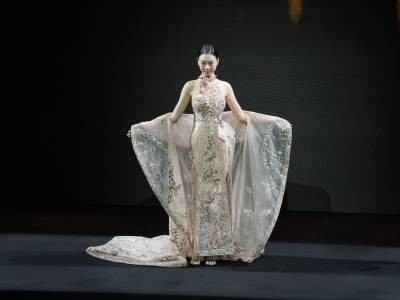 非遗品牌齐聚白鹅潭，“时尚之夜”共秀岭南新国潮｜视频