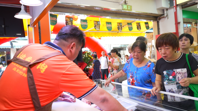 8月1日，珲春市吉兴牧业有限公司延边黄牛广州店在荔湾区正式开业，市民前来购买。