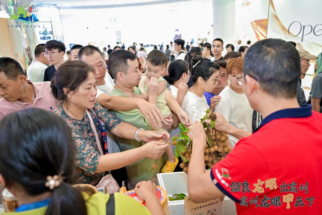 活动现场人潮涌动，消费者争相选购