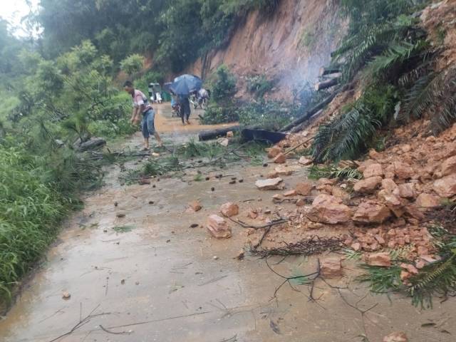 暴雨导致富德村的出村道路发生塌方