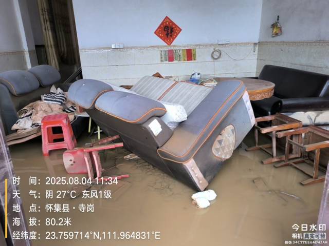 洪水来袭，金星村村民屋内家具受损