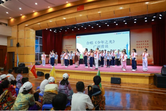 活动在广州、疏附、波密三地青少年的才艺展演中拉开序幕，广州青少年合唱《少年之光》，歌声嘹亮，充满朝气。