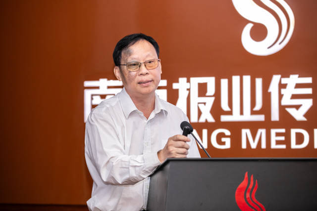 广东省人民政府参事室特约研究员、广东省人民政府发展研究中心原副主任。