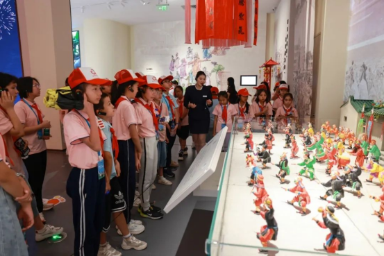 穗疏青少年在白鹅潭艺术中心领略岭南民俗文化。