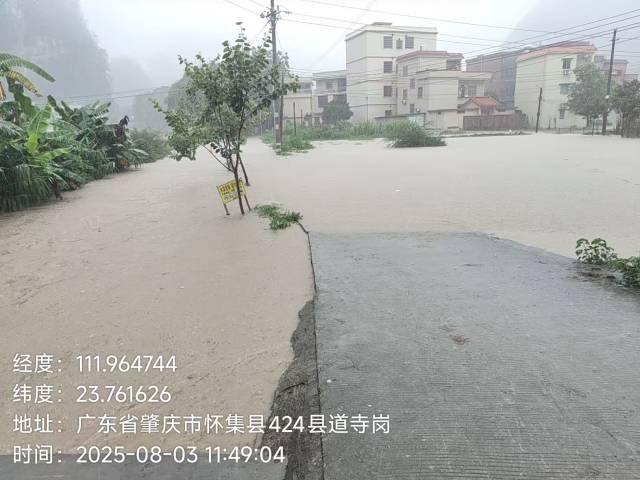 洪水导致圩镇通往村居的主要道路交通中断