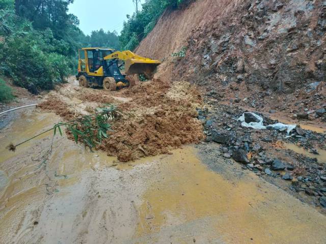 永固镇出动应急力量抢修道路