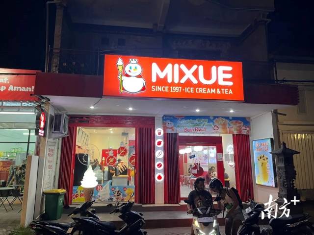 蜜雪冰城在印尼全门店获得清真认证并设置祷告室。