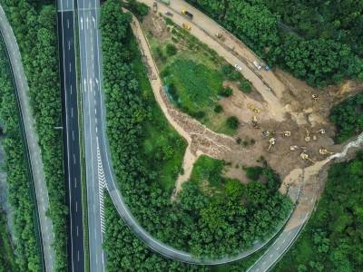 广佛肇高速匝道附近出现泥石流，全力抢通中｜一线直击