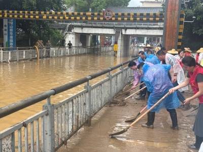 加紧抽水排涝，直击肇庆鼎湖上山路救援现场