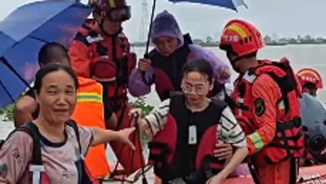 海水倒灌致一养殖场18人被困！汕尾消防驾橡皮艇紧急救援