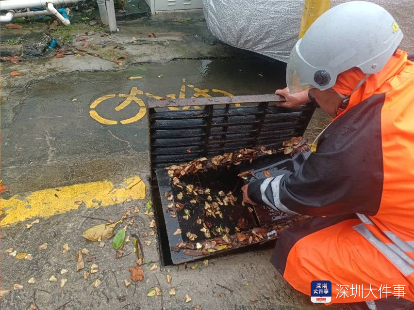龙岗平湖文体中心周边受强降雨影响出现积水,多部门联合处置_南方+_南方plus