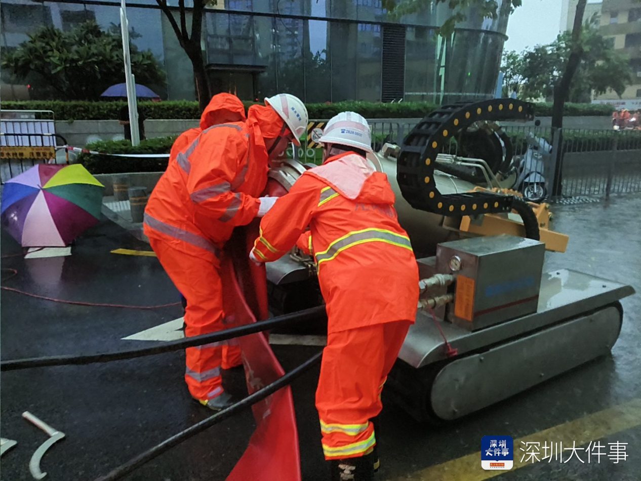 龙岗平湖文体中心周边受强降雨影响出现积水,多部门联合处置_南方+_南方plus
