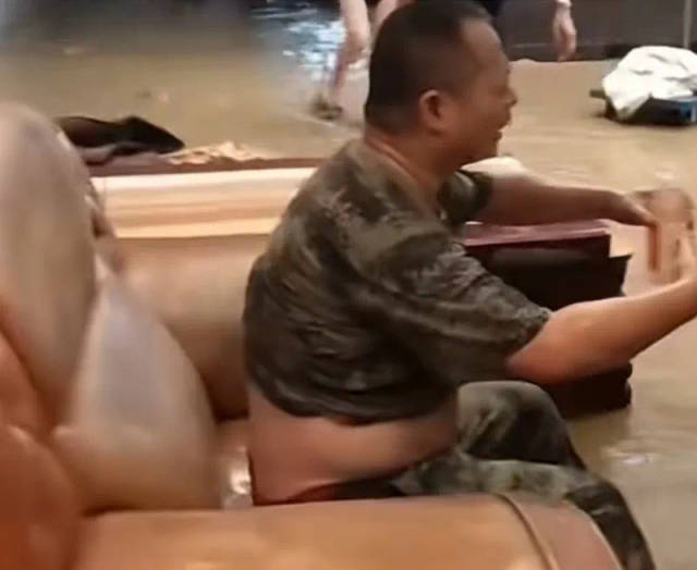 被救起的落水者 被救起的落水者