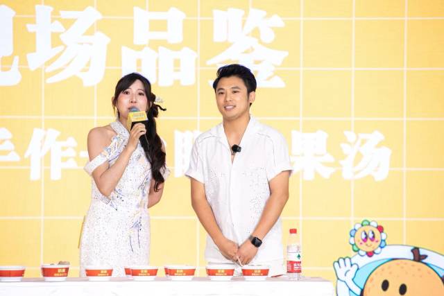 厦门四果汤传承人邓鹭强现场制作“龙眼四果汤”