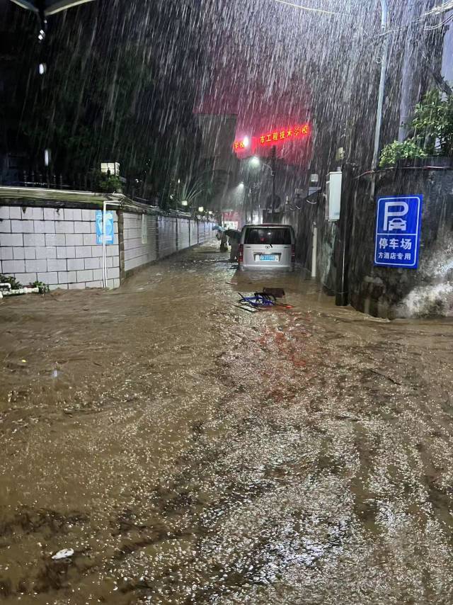 8月4日晚鼎湖山上山路的水情 8月4日晚鼎湖山上山路的水情