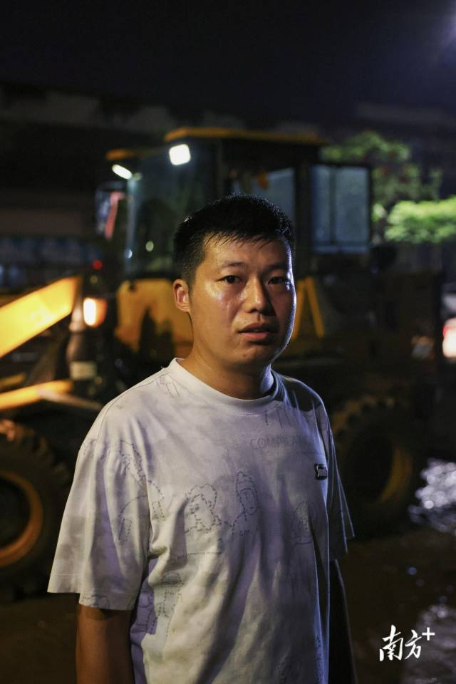 救人铲车司机付光路。 救人铲车司机付光路。