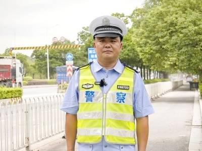 肇庆民警背人数百米，赤脚蹚出“生命路”｜一线直击