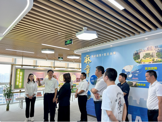 麻章区委书记陈政（左二）率队参观湛江麻章.湾区飞地（广州白云）。