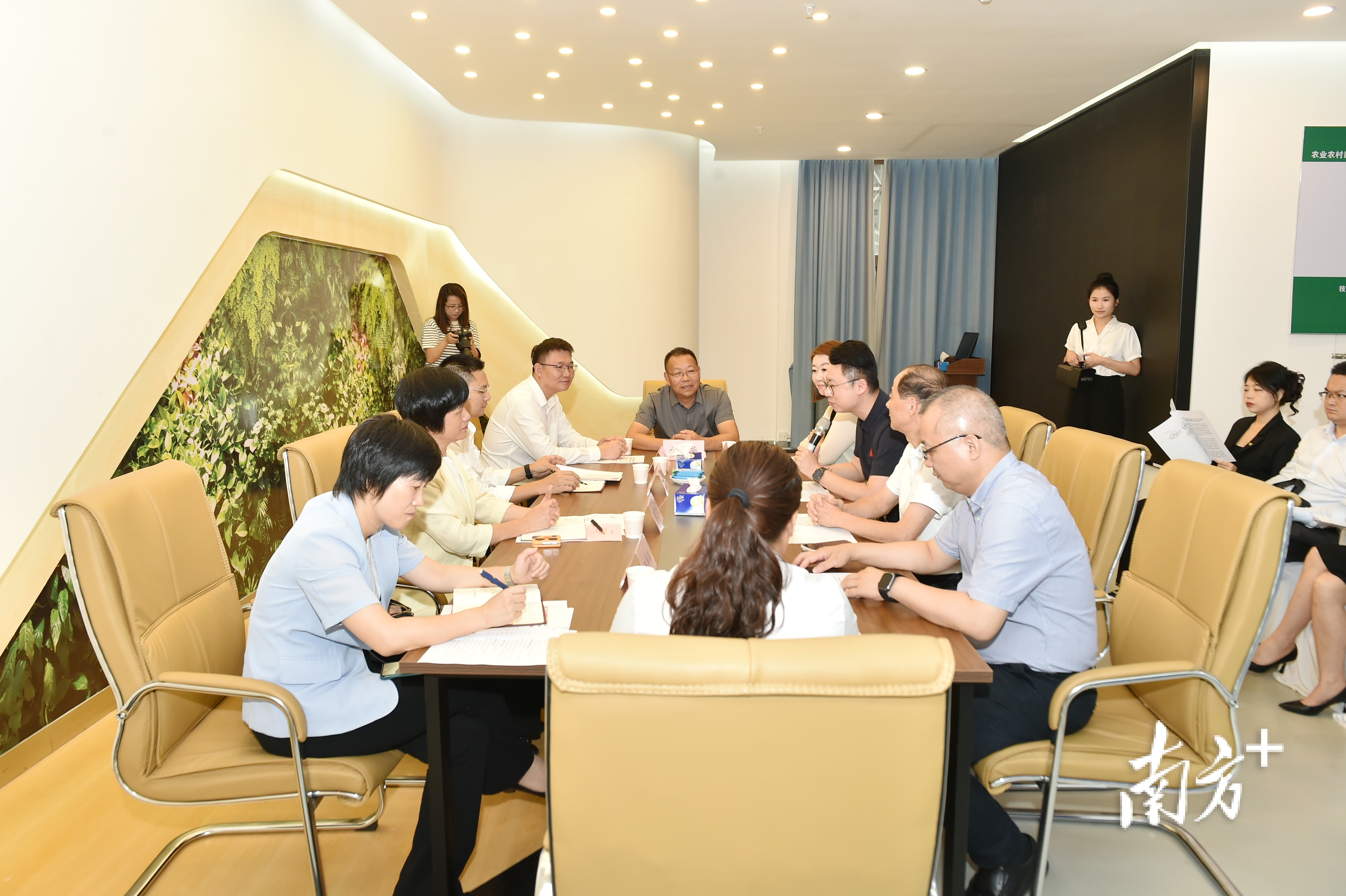 启动仪式后，现场召开了农产品产销深度对接会。