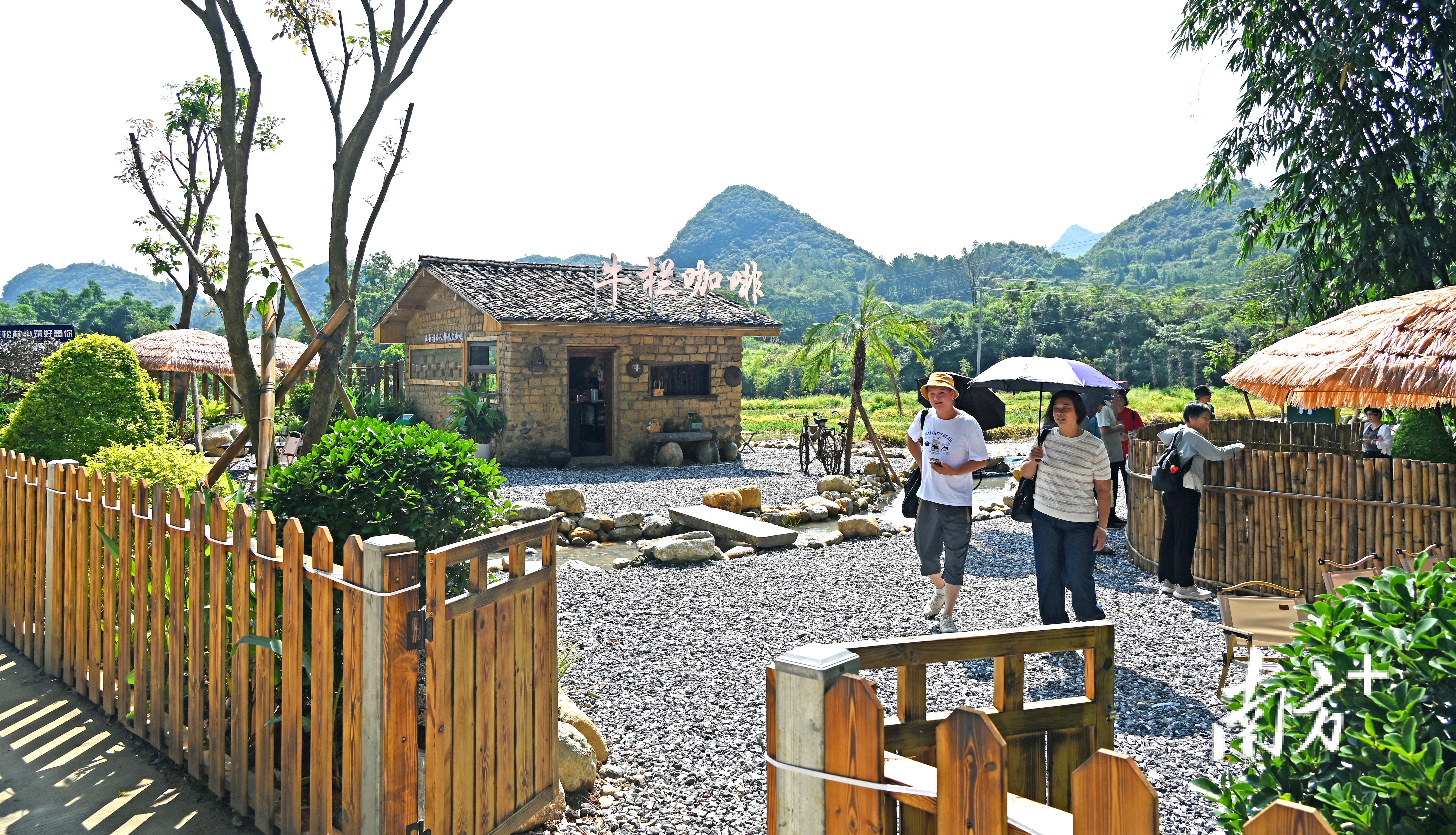 游客打卡“果然居·松林小筑”特色项目。段灿 摄