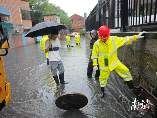 清城区水利局针对清远市第三中学门口急水难消的情况，紧急采取应急排水措施。清城区水利局供图