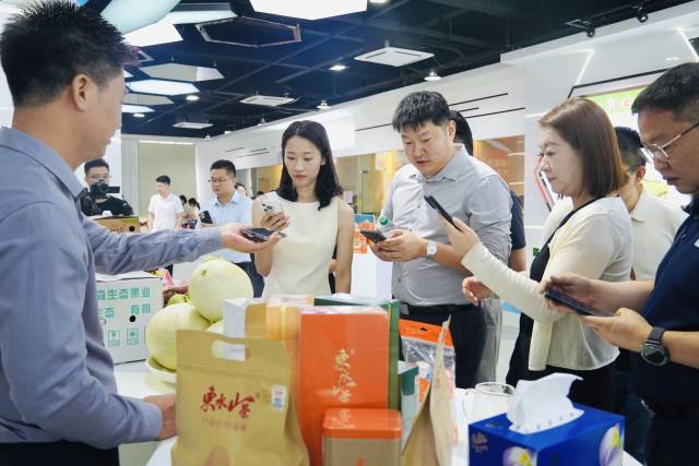 “阳硒优品”展销会上，品牌物业企业代表品尝阳西特产