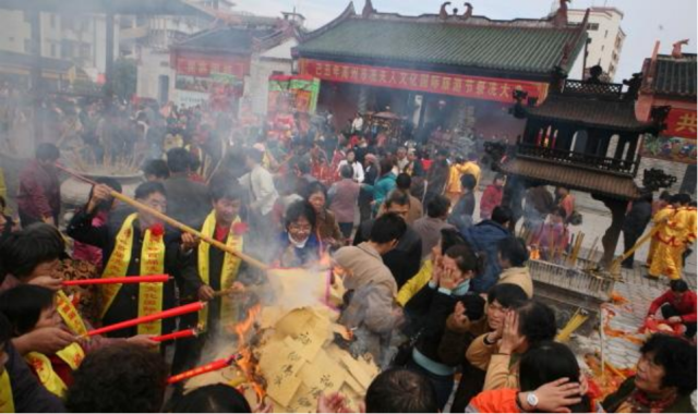 每年农历十一月二十四日是冼太夫人诞辰日，冼太庙或当地社庙内会举行庆典，有打醮、游神、集中祭拜及演戏等活动，届时城乡冼庙香火鼎盛，朝拜人络绎不绝。