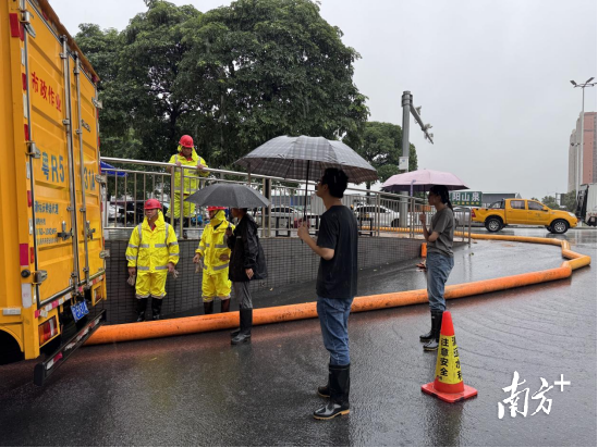 清城区水利局针对清远市第三中学门口积水难消的情况，紧急采取应急排水措施。清城区水利局供图
