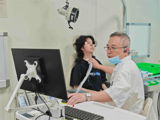 杨洪采用甲状腺结节人工智能B超诊断系统为患者检查。